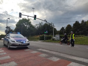 Zdjęcie przedstawia policjanta kierującego ruchem