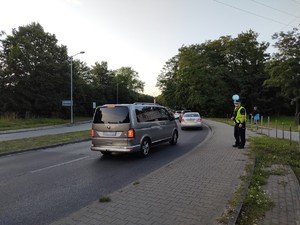 Zdjęcie przedstawia policjanta prewencji zabezpieczającego dojazd na koncert