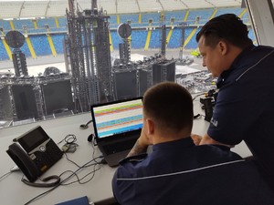 Zdjęcie przedstawia policjantów pracujących w sztabie