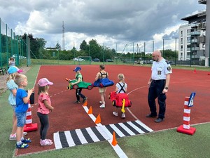 Zdjęcie przedstawia strażnika miejskiego oraz grupę dzieci