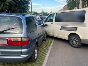 Zdjęcie przedstawia pojazdy uczestniczące w zdarzeniu oraz policjanta drogówki