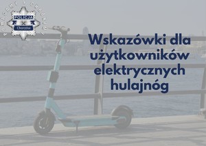 Tłem grafiki jest hulajnoga elektryczna. W lewym górnym rogu znajduje się policyjna gwiazda z napisem Policja i Chorzów, na około niej widnieje napis: „pomagamy i chronimy” . W środkowej części grafiki widnieje napis „Wskazówki dla użytkowników elektrycznych hulajnóg”