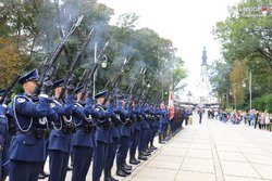 Policjanci oddają salwę z broni