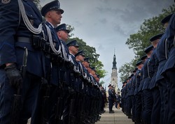 Zdjęcie przedstawia policjantów na tle Jasnej Góry