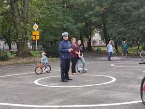 Zdjęcie przedstawia policjanta ruchu drogowego podczas prelekcji