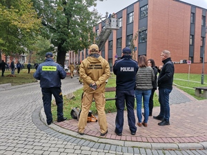 Zdjęcie przedstawia obserwatorów ćwiczeń z ramienia Policji, Straży Pożarnej, Straży Miejskiej oraz Miejskiego Centrum Zarządzania Kryzysowego