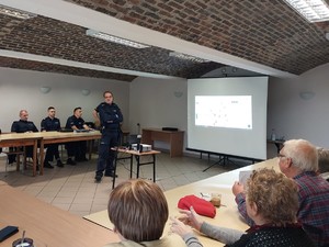 Zdjęcie przedstawia policjantów uczestniczących w debacie oraz seniorów