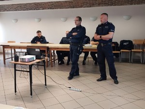 Zdjęcie przedstawia policjantów uczestniczących w debacie