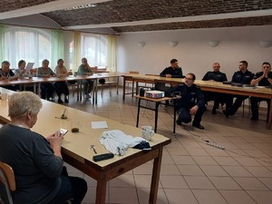 Zdjęcie przedstawia policjantów uczestniczących w debacie oraz seniorów