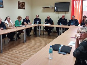 Zdjęcie przedstawia policjantów oraz uczestników debaty