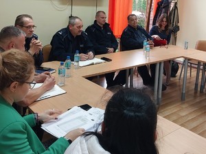 Zdjęcie przedstawia policjantów oraz uczestników debaty