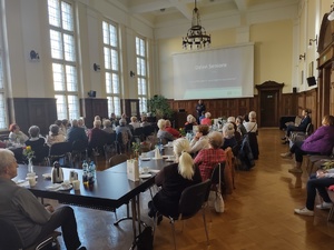 Zdjęcie przedstawia uczestników spotkania podczas prelekcji  komendanta.