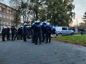 Zdjęcie przedstawia policjantów z odziału prewencji