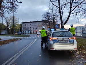 Zdjęcie przedstawia policjantów drogówki nadzorujących skrzyżowanie