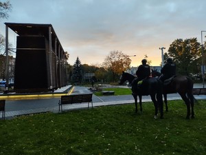 Zdjęcie przedstawia patrol konny policji