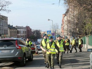 Zdjęcie uczniów pomagających w zabezpieczeniu z 2013 roku