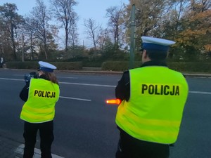 Zdjęcie przedstawia policjantów podczas kontroli prędkości