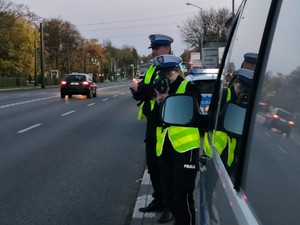 Zdjęcie przedstawia policjantów podczas kontroli prędkości