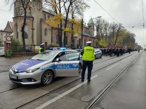 Zdjęcie przedstawia policjantów podczas zabezpieczenia marszu