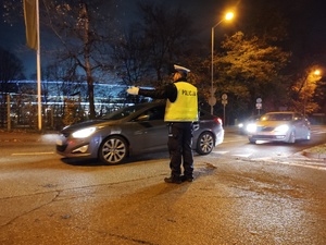 Zdjęcie przedstawia policjanta kierującego ruchem