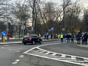 Zdjęcie przedstawia policjantów dbających o bezpieczeństwo w rejonie przejścia dla pieszych