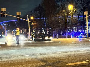 Zdjęcie przedstawia policjantów na tle Stadionu Śląskiego