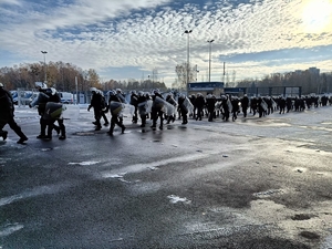 Zdjęcie przedstawia policjantów wchodzących na stadion