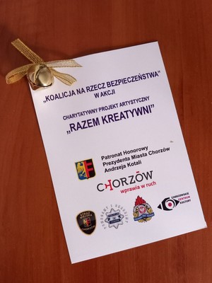 Zdjęcie bileciku dołączanego do ozdób świątecznych z logiem uczestników akcji