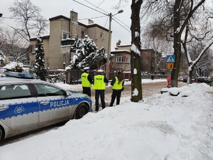 Zdjęcie przedstawia policjantów i strażniczkę miejska w trakcie działań