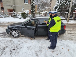 Zdjęcie przedstawia policjantów podczas kontroli pojazdu