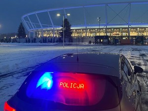 Zdjęcoe przedstawia nieoznakowany radiowóz z wideorejestratorem na tle Stadionu Śląskiego