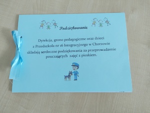 Zdjęcie przedstawia podziękowanie dla policjantów