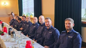 Zdjęcie przedstawia policjantów biorących udział w spotkaniu