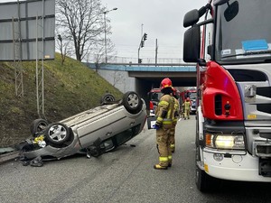 Zdjęcie przedstawia osobówkę biorącą udział w kolizji oraz pojazd straży pożarnej