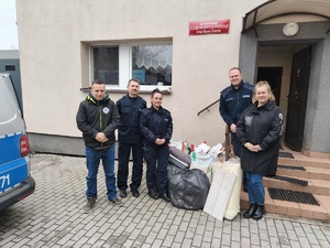 Zdjęcie przedstawia delegację z komendy oraz pracownika schroniska