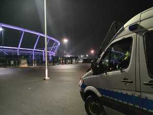 Zdjęcie przedstawia radiowóz na tle Stadionu Śląskiego