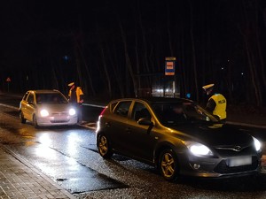 Zdjęcie przedstawia policjantów podczas kontroli trzeźwości