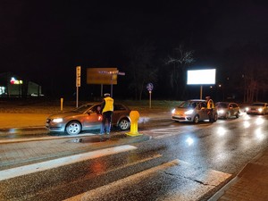 Zdjęcie przedstawia policjantów podczas kontroli trzeźwości