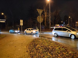 Zdjęcie przedstawia policjantów podczas kontroli trzeźwości