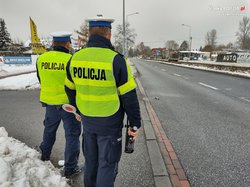 Zdjęcie przedstawia policjantów ruchu drogowego