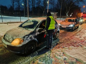 Zdjęcie przedstawia policjanta badającego trzeźwość