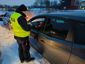 Zdjęcie przedstawia policjanta podczas kontroli drogowej