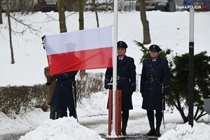 Zdjęcie przedstawia podniesienie Flagi Państwowej