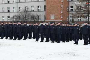 Zdjęcie przedstawia nowo przyjętych policjantów