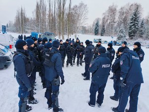 Zdjęcie przedstawia policjantów biorących udział w ćwiczeniach