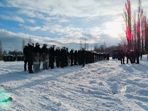 Zdjęcie przedstawia policjantów biorących udział w ćwiczeniach