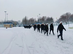 Zdjęcie przedstawia przemarsz policjantów