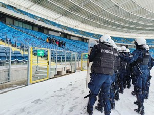 Zdjęcie przedstawia policjantów w szyku zwartym