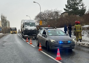 Zdjęcie przedstawia policyjny radiowóz na miejscu zdarzenia