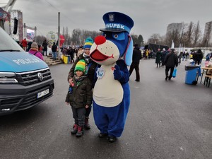 Zdjęcie przedstawia Sznupka i pozujące dziecko